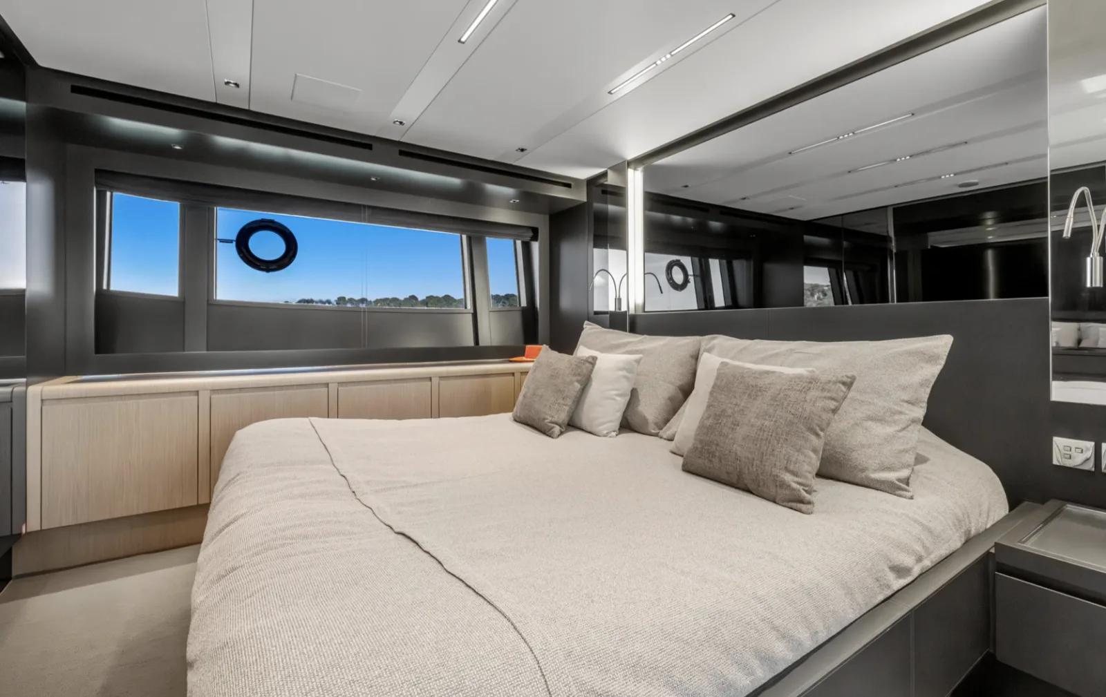 RIVA PERSEO 76 M/Y SAMIRA SAMIRA luxury yacht charter - sun deck French Riviera