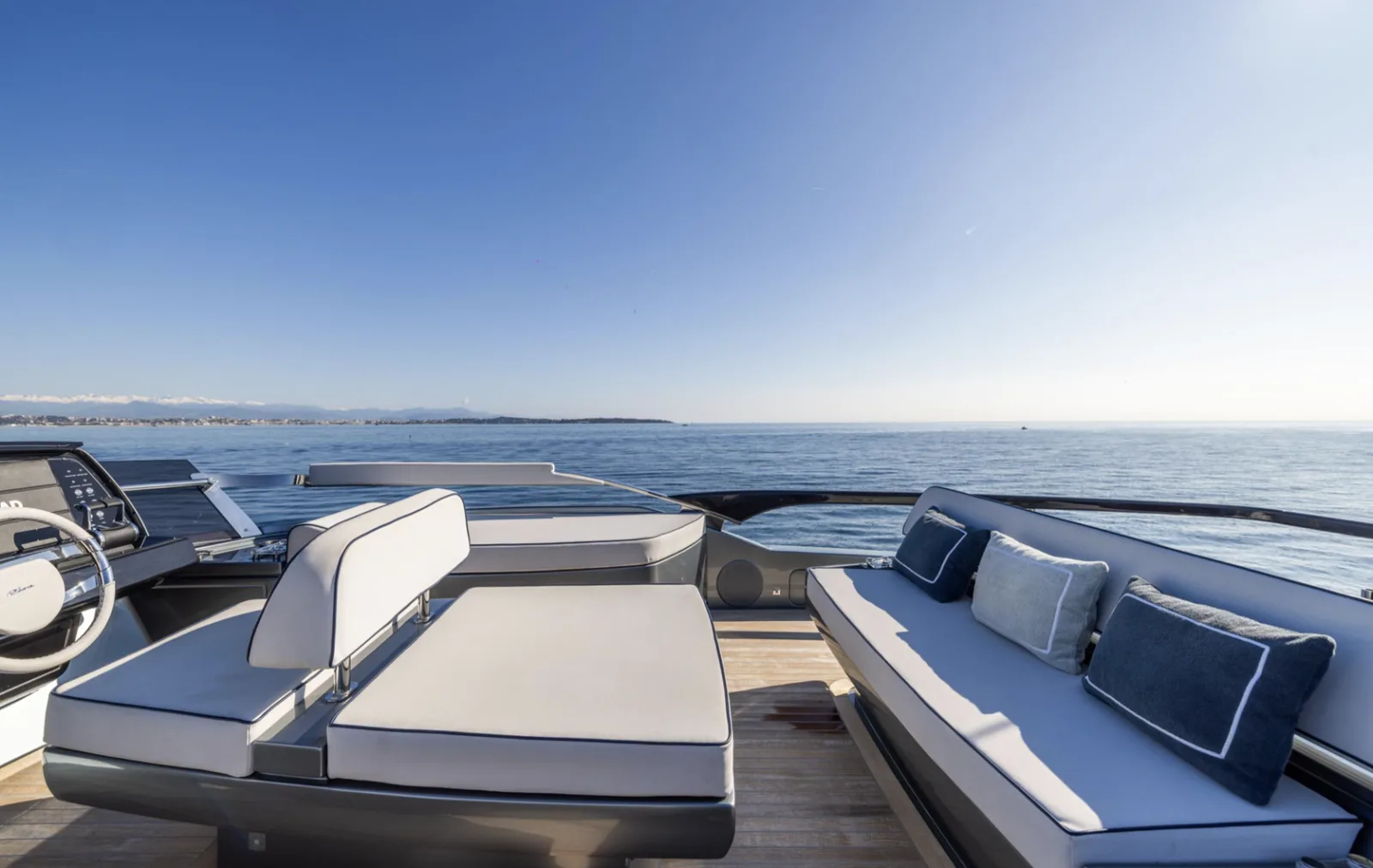 RIVA PERSEO 76 M/Y SAMIRA SAMIRA luxury yacht charter - sun deck French Riviera