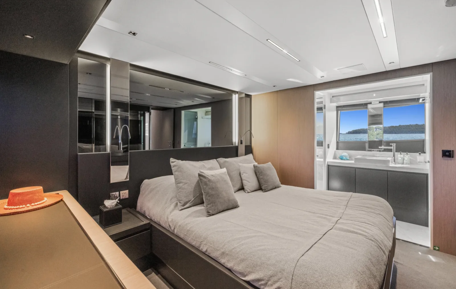 RIVA PERSEO 76 M/Y SAMIRA SAMIRA luxury yacht charter - dining area French Riviera
