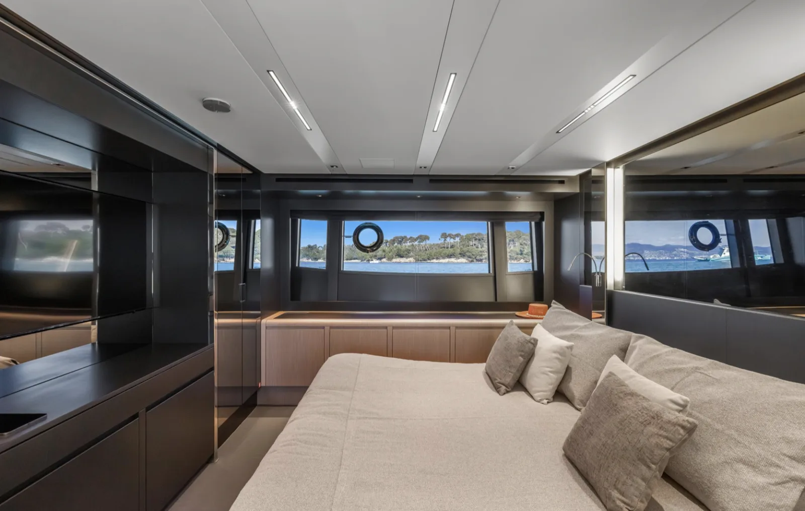 RIVA PERSEO 76 M/Y SAMIRA SAMIRA luxury yacht charter - master cabin French Riviera